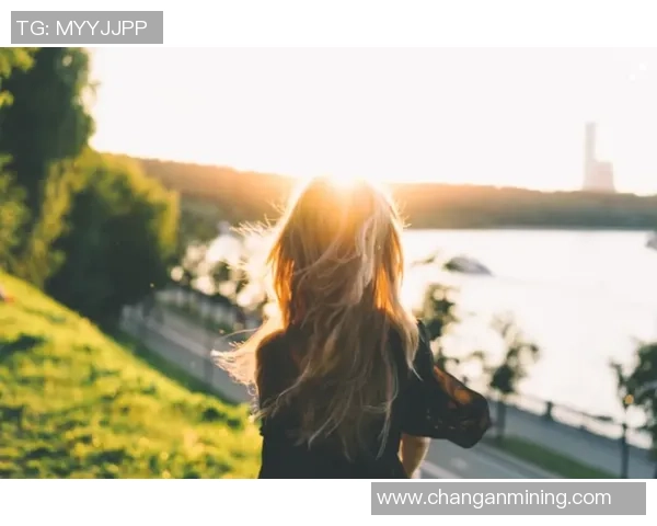 绿茵场上孤独英雄背影定格瞬间诉说无尽热爱 绿茵场上孤独英雄背影定格瞬间诉说无尽热爱