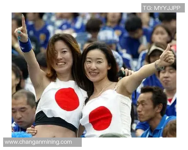 足球明星与女球迷合影珍贵瞬间展现亲密互动与激动时刻 足球明星与女球迷合影珍贵瞬间展现亲密互动与激动时刻